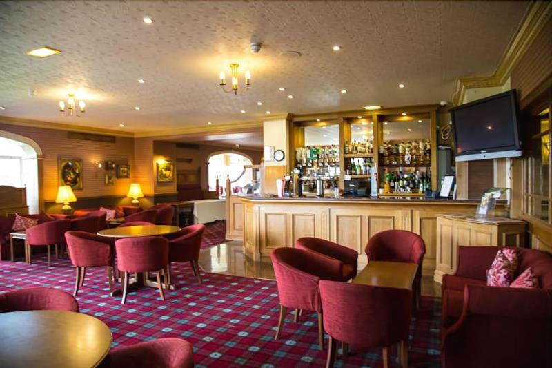 Cairn Hotel Батгейт Екстериор снимка