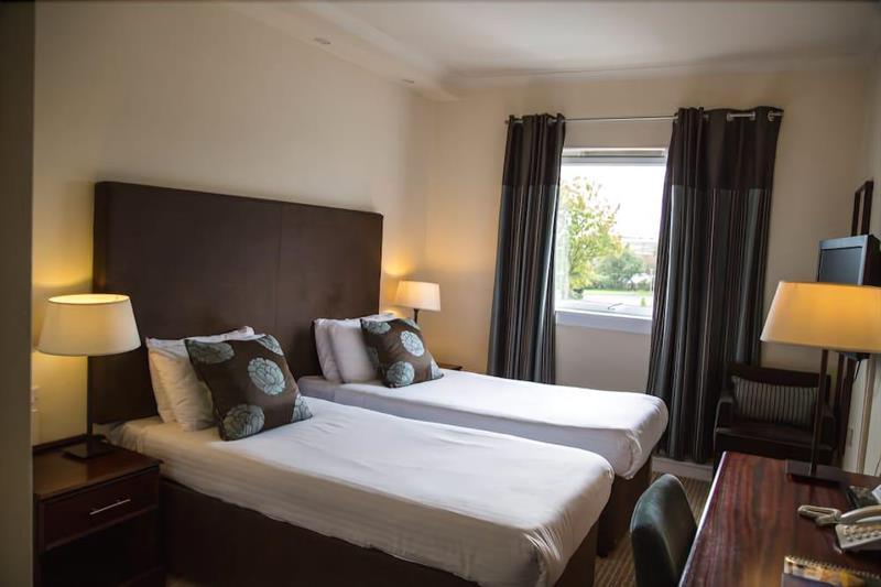 Cairn Hotel Батгейт Екстериор снимка